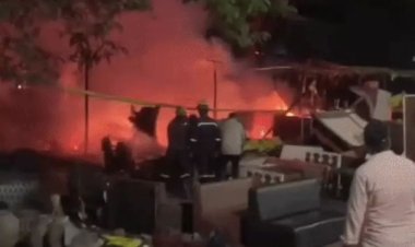 इंदौर में फर्नीचर दुकानों में लगी भीषण आग, लाखों का माल जलकर राख