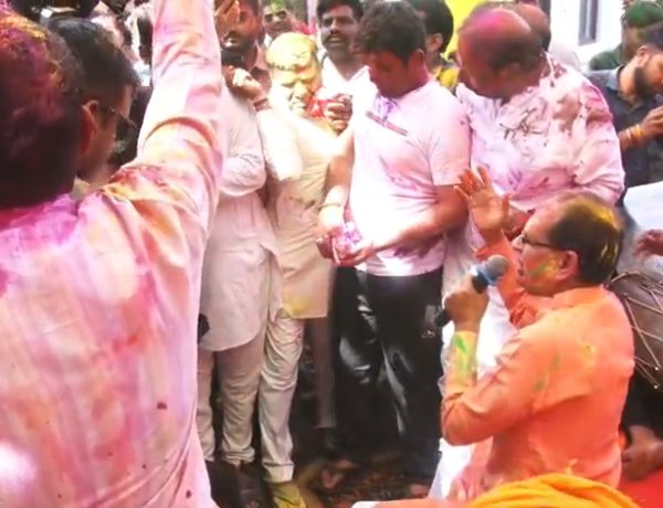 Bhopal मामा के घर होली की धूम,उड़ाए फाग गीतों के रंग