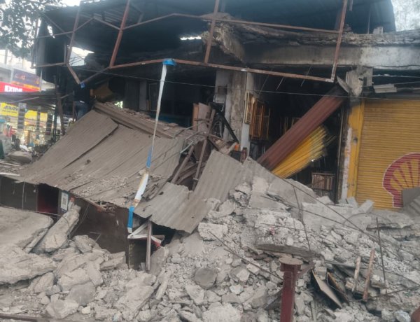 भोपाल में बड़ा हादसा टला,निगम की 40 साल पुरानी दुकानों के छज्जे अचानक गिरे
