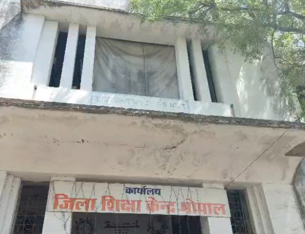 Exclusive पब्लिक वाणी के खुफिया कैमरे में कैद लापरवाही: जिला शिक्षा केंद्र में 10 बजे के बाद भी खाली मिली कुर्सियां