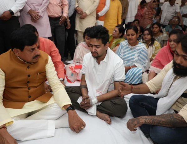 इंदौर में अग्निकांड पीड़ितों से मिले CM डॉ. मोहन यादव, मृतक के बेटे का बड़ा खुलासा- EV से नहीं लगी थी आग