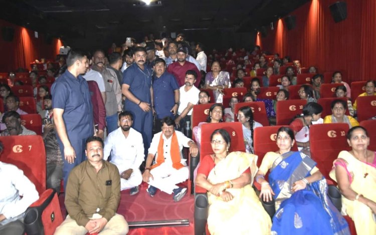 मंत्री कैलाश विजयवर्गीय ने थिएटर में नीचे बैठकर देखी मूवी, इंदौर में BJP कार्यकर्ताओं के साथ देखने पहुंचे थे फिल्म 'शतक'