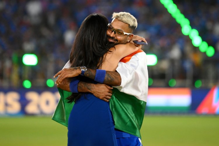 तिरंगा पहनकर गर्लफ्रेंड के साथ लेटे, मुसीबत में हार्दिक पंड्या, थाने पहुंचा मामला