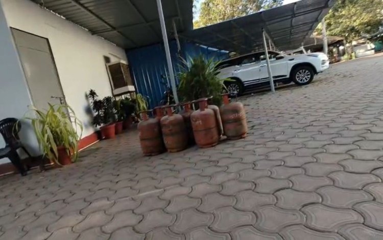 भोपाल में 6,000 LPG की वेटिंग! लेकिन BJP दफ्तर में भरा है स्टॉक