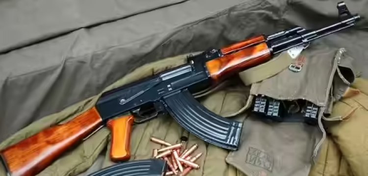 शादी हॉल मालिक के घर पुलिस का छापा रायफल और जिंदा कारतूस बरामद, आरोपी गिरफ्तार