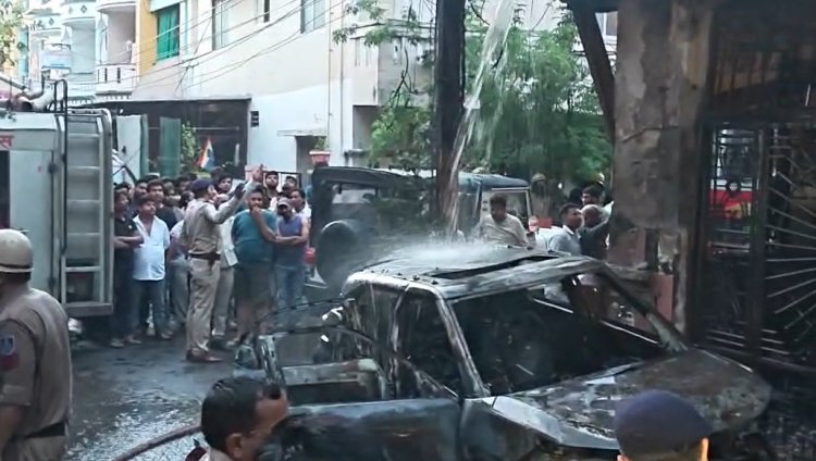 इंदौर में भीषण अग्निकांड में 8 लोगों की मौत: EV चार्जिंग के दौरान जला घर, डिजिटल लॉक ने बचाव में रोड़ा डाला