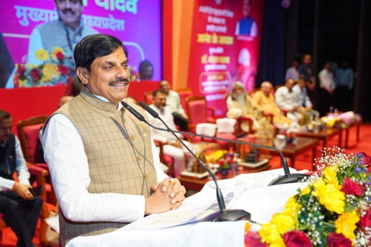 अफसरों को सीएम यादव का संदेश-काम में दक्षता और मन में आनंद जरूरी