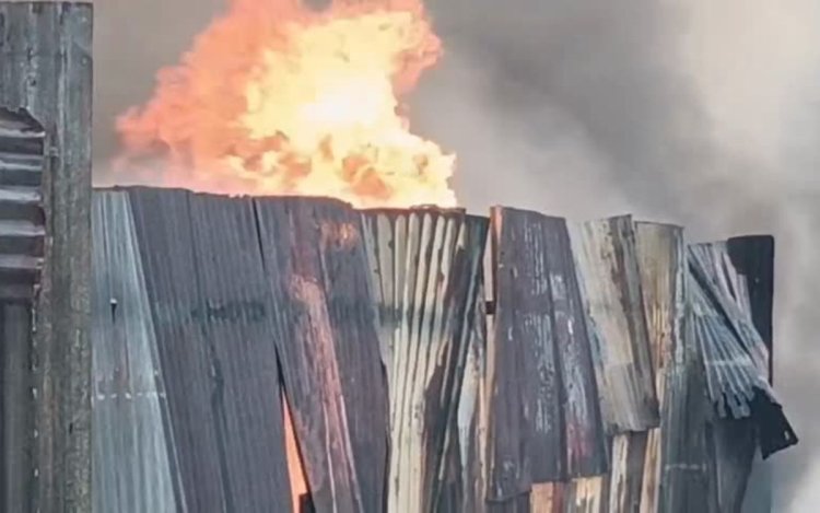 इंदौर: इंडस्ट्रियल एरिया में स्क्रैप प्लास्टिक गोदाम में भीषण आग, दमकल की मशक्कत से पाया काबू