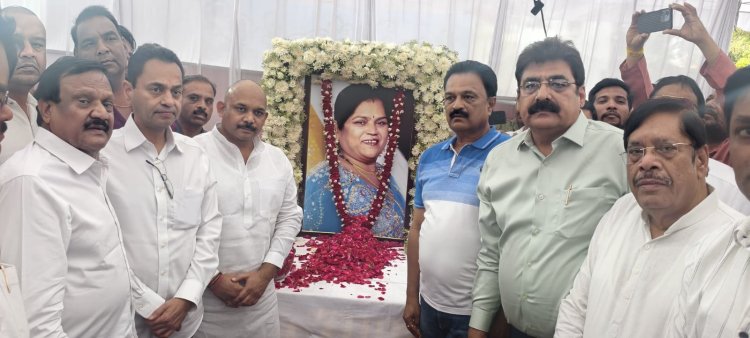 Indore में पूर्व सांसद नकुलनाथ, पूर्व मंत्री सज्जन सिंह वर्मा की पत्नी को दी श्रद्धांजलि