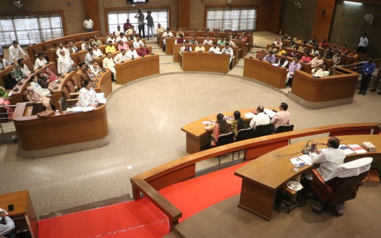 भोपाल नगर निगम बैठक में हंगामा: गोमांस के मुद्दे पर नेता प्रतिपक्ष-महापौर में नोंक झोंक