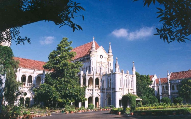 सोम डिस्टिलरीज को झटका, MP HC ने याचिका खारिज कर कहा- शराब का व्यापार मौलिक अधिकार नहीं