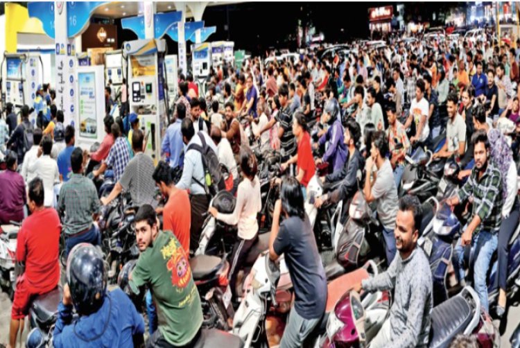 MPNEWS:अफवाहों से मचा हड़कंप: MP के कई जिलों में पेट्रोल पंपों पर लंबी कतारें