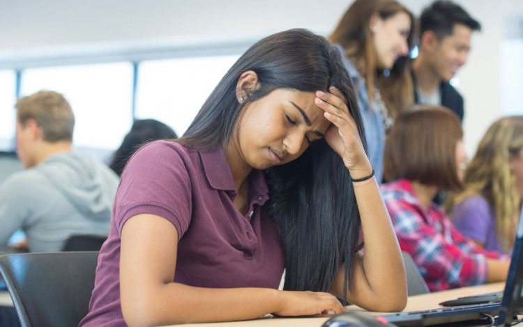 कॉलेज स्टूडेंट्स पर बढ़ता करियर प्रेशर, सपनों की दौड़ या मानसिक बोझ?