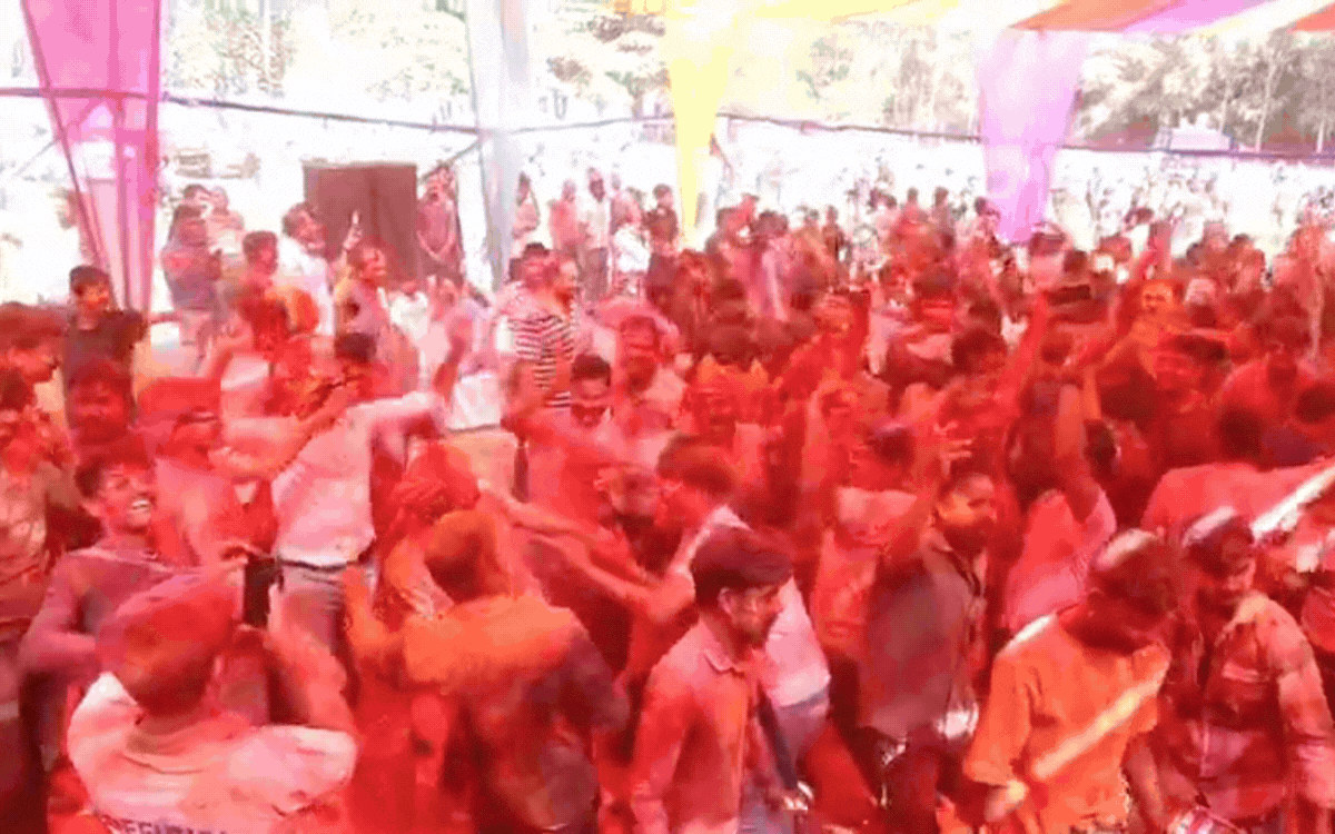 Bhopal में डीजे पर थिरके जवान, 72 घंटो की ड्यूटी के बाद पुलिस ने खेली होली