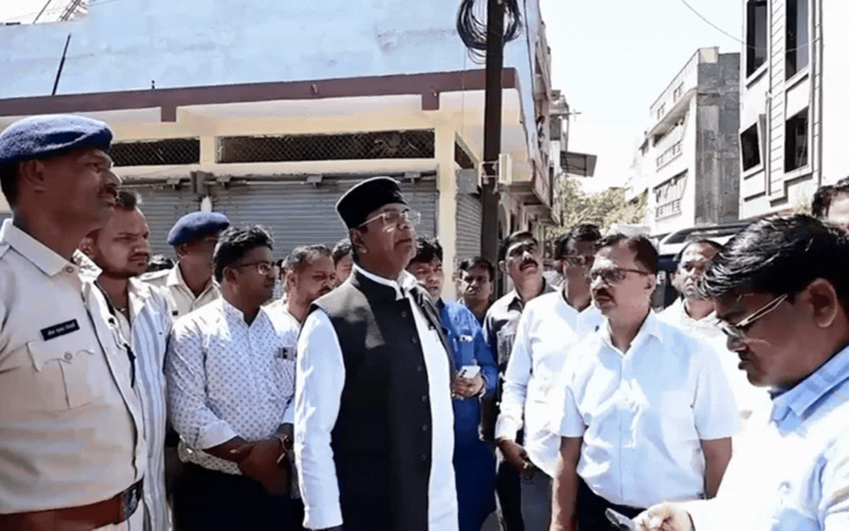 भोपाल में सरकारी जमीन पर अवैध कब्जों पर सख्त हुए मंत्री विश्वास सारंग, वार्ड 69-70-71 का निरीक्षण कर कार्रवाई के दिए निर्देश