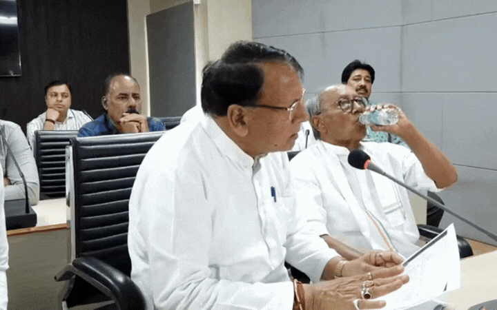 एक घर में 37 मतदाताओं के नाम, दिग्विजय सिंह पहुंचे चुनाव आयोग, लगाए कई आरोप