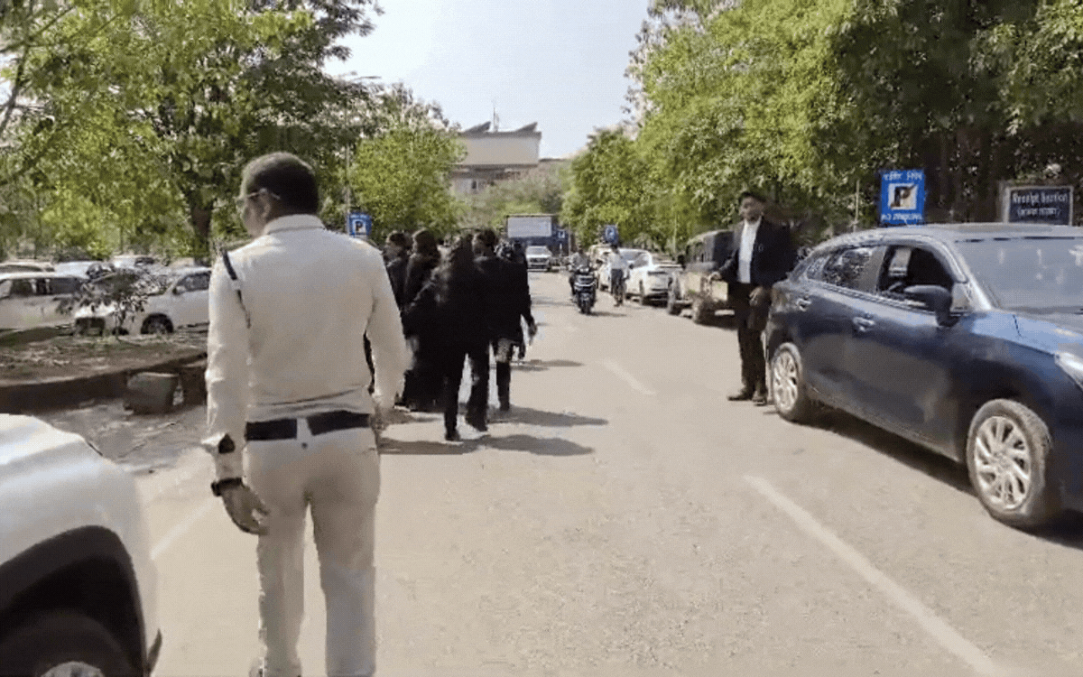 CG HC को बम से उड़ाने की धमकी: ईमेल मिलने के बाद सुनवाई रोकी, खाली कराया गया कैंपस