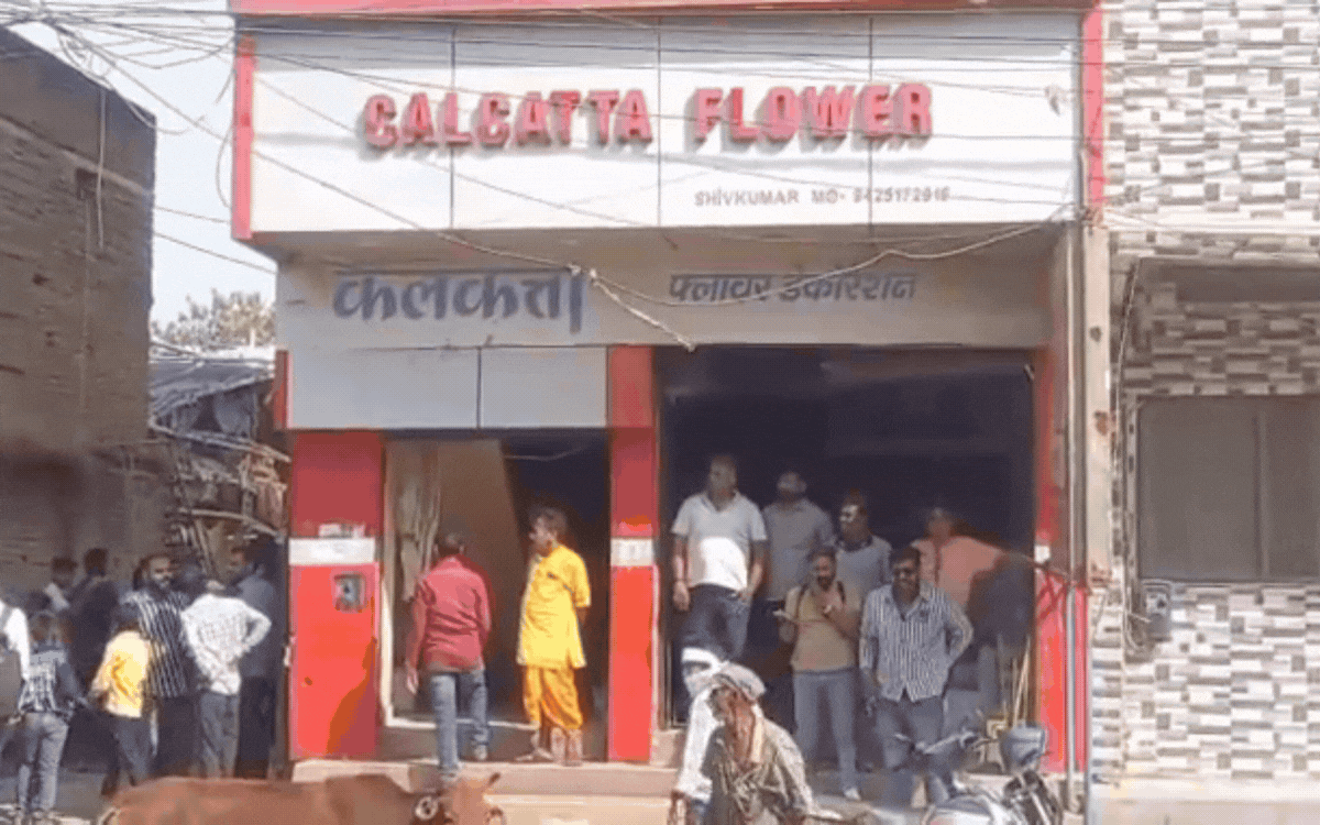सतना में कलकत्ता फ्लॉवर डेकोरेशन के गोदाम में भीषण आग, करोड़ों का सामान जलकर खाक