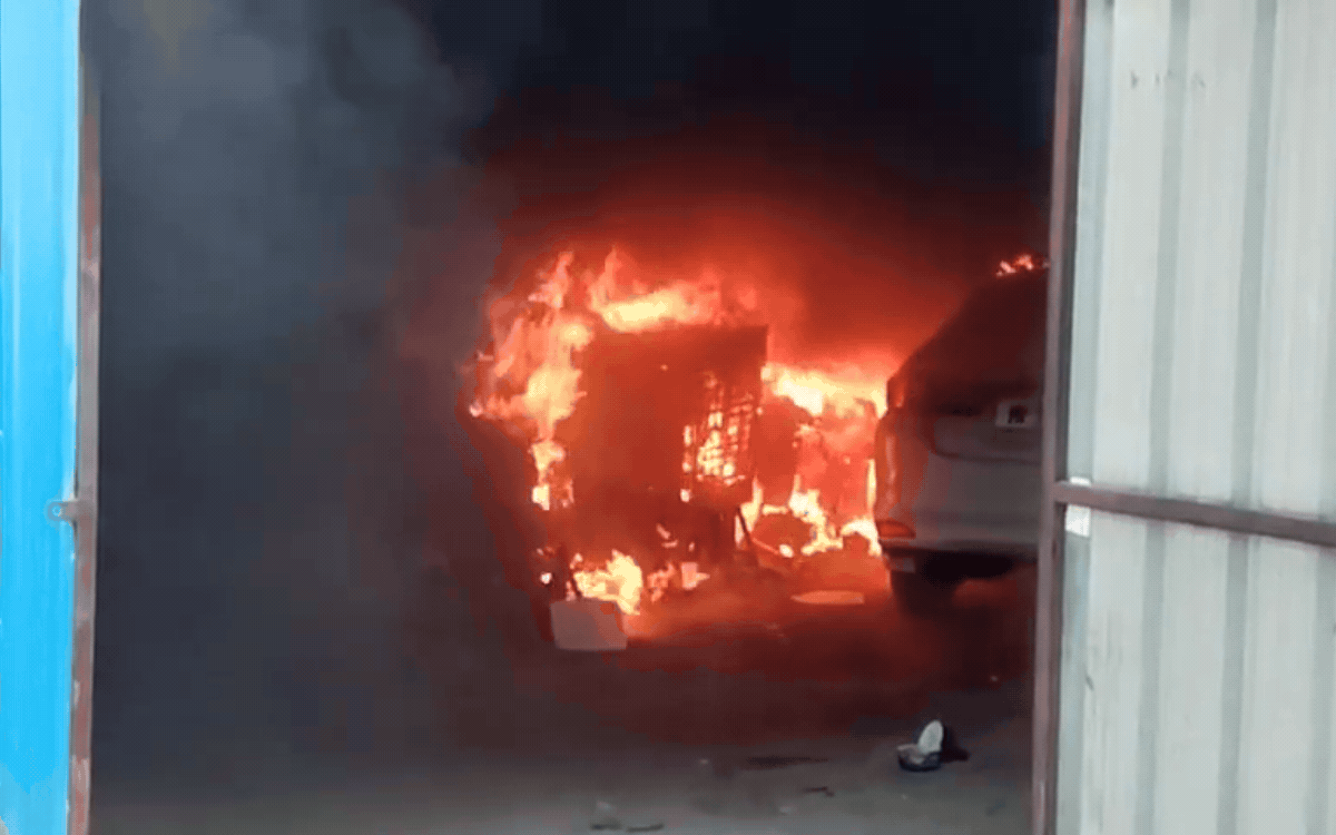 इंदौर: कार गैराज में लगी भीषण आग, कई कारें जलकर खाक