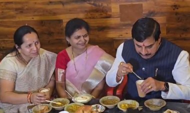 वाराणसी में CM मोहन यादव ने लिया कचौड़ी-जलेबी का स्वाद