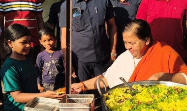 टीकमगढ़ में पूर्व CM उमा भारती ने नगर पालिका के अतिक्रमण विरोध में पोहा बेचकर जताया विरोध