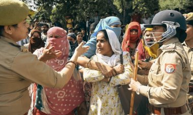 नोएडा में वेतन वृद्धि की मांग पर मजदूरों का उग्र प्रदर्शन, NH-9 जाम; जलाईं गाड़ियां