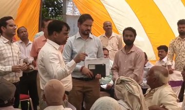 रीवा कलेक्टर ने जतरी गांव का दौरा कर ग्रामीणों से किया संवाद