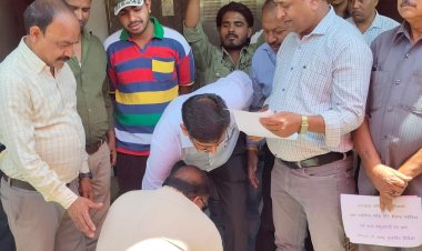 BHOPAL:डिप्टी कमिश्नर के पैरों में गिरे कांग्रेस नेता, बोले- गरीब का ठेला मत उजाड़ो