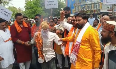 भोपाल में बजरंग दल का  प्रदर्शन, यौन शोषण और धार्मिक उत्पीड़न के विरोध में पुतला दहन