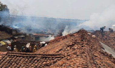 नागौद के बिकरा गांव में लगी भीषण आग, दमकल गाड़ी भी चपेट में आई