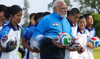 सिक्किम में PM मोदी ने बच्चों के साथ खेला फुटबॉल, कहा- एनर्जी से भर गया मन