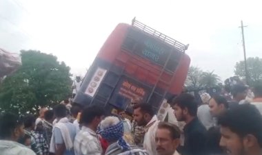 तेज रफ्तार बस ट्रैक्टर-ट्रॉली से टकराई, चार घायल