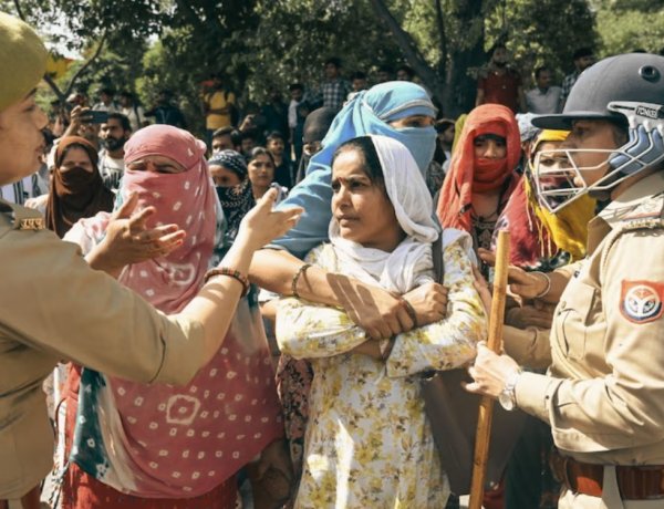 नोएडा में वेतन वृद्धि की मांग पर मजदूरों का उग्र प्रदर्शन, NH-9 जाम; जलाईं गाड़ियां