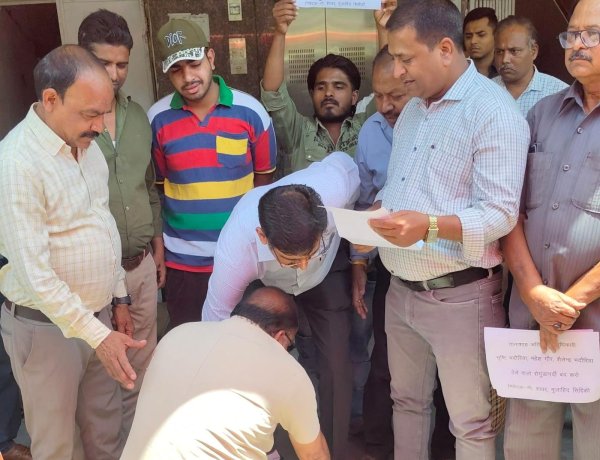 BHOPAL:डिप्टी कमिश्नर के पैरों में गिरे कांग्रेस नेता, बोले- गरीब का ठेला मत उजाड़ो