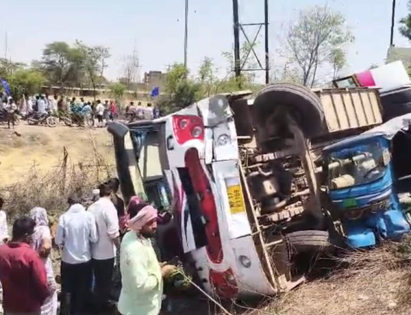 सतना-चित्रकूट मार्ग पर बड़ा हादसा: अनियंत्रित बस पलटी, 25 से अधिक यात्री घायल