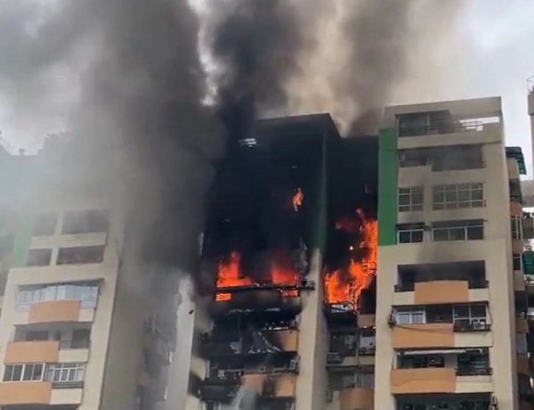 गाजियाबाद के इंदिरापुरम में 15 मंजिला अपार्टमेंट में भीषण आग, 60 लोगों को किया गया रेस्क्यू