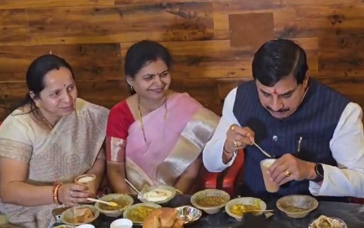 वाराणसी में CM मोहन यादव ने लिया कचौड़ी-जलेबी का स्वाद | Public Vani