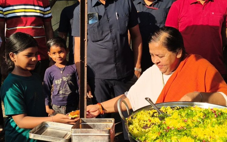 टीकमगढ़ में पूर्व CM उमा भारती ने नगर पालिका के अतिक्रमण विरोध में पोहा बेचकर जताया विरोध