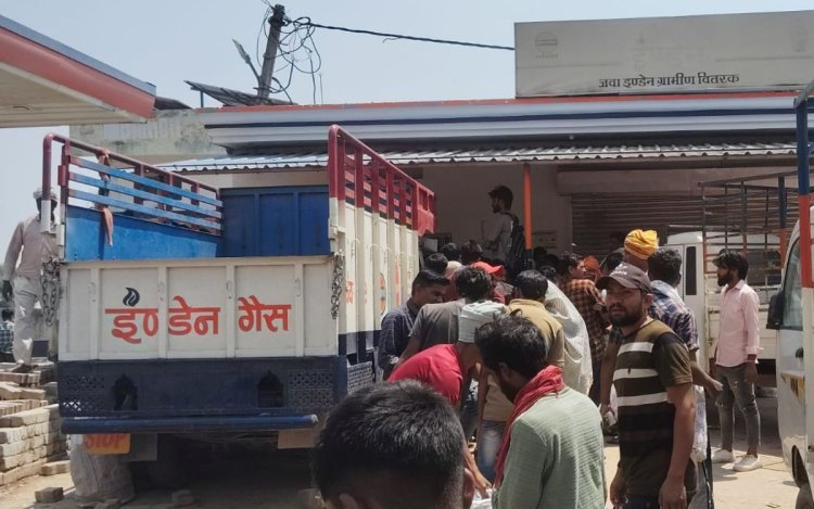 Rewa News: गैस एजेंसी में अव्यवस्था का आलम, उपभोक्ता घंटों धूप में लाइन लगाने को मजबूर