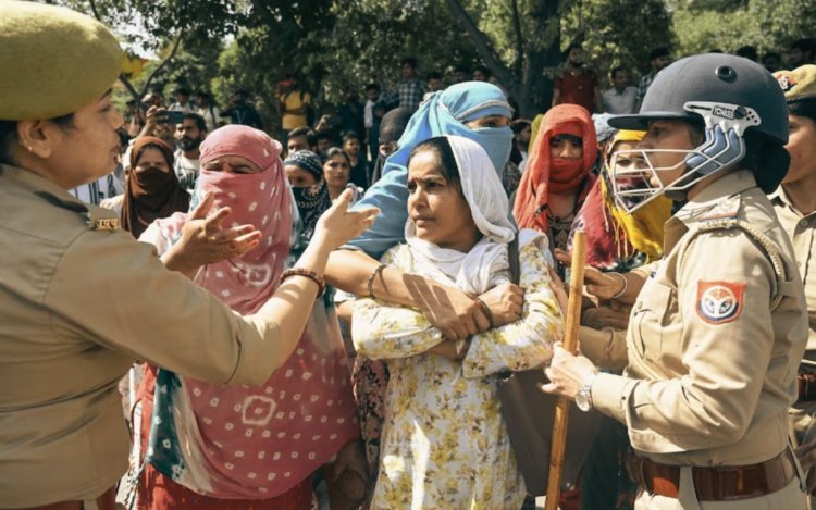 नोएडा में वेतन वृद्धि की मांग पर मजदूरों का उग्र प्रदर्शन, NH-9 जाम; जलाईं गाड़ियां