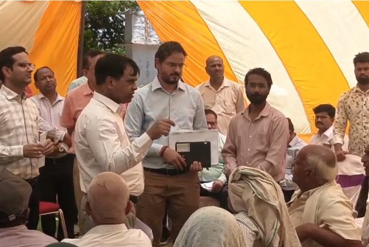 रीवा कलेक्टर ने जतरी गांव का दौरा कर ग्रामीणों से किया संवाद