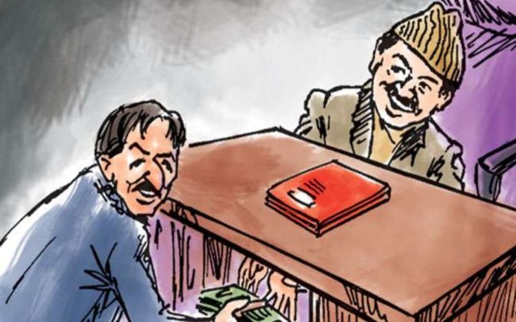 लोकायुक्त ने रेंजर और क्लर्क को रिश्वत लेते पकड़ा