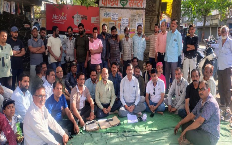 दुकान हटाने के विरोध में व्यापारियों का धरना चौथे दिन भी जारी