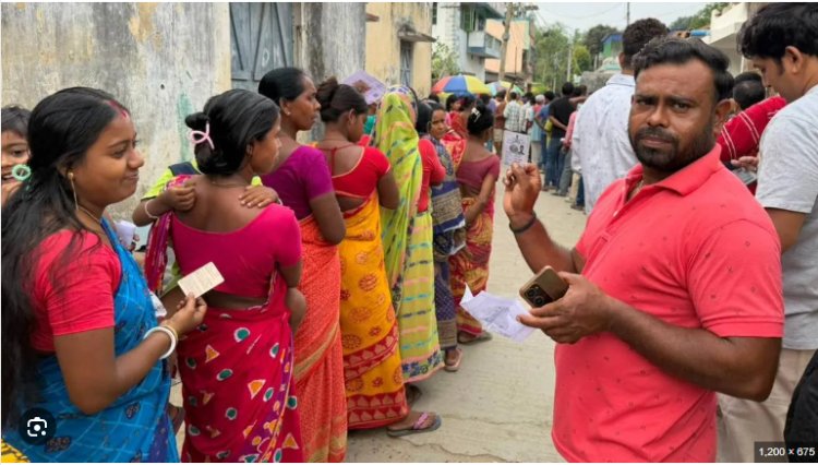 West Bengal–Tamil Nadu Elections 2026: बंगाल में BJP प्रत्याशी पर हमला; मुर्शिदाबाद में बमबारी के बाद झड़पें, कई जगह EVM खराब