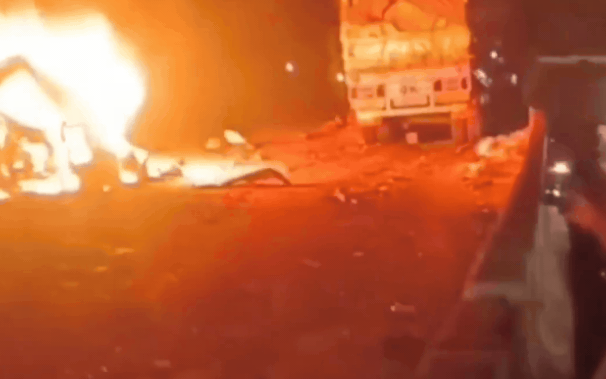 UP के मिर्जापुर में भीषण सड़क हादसा; 11 की मौत, 9 लोग जिंदा जले