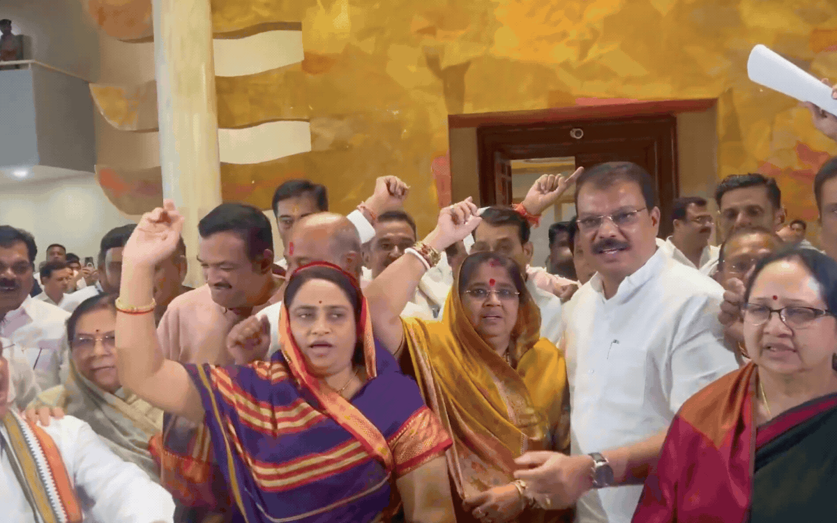 ‘नारी शक्ति वंदन’ पर बवाल: ट्रैक्टर लेकर पहुंचे कांग्रेस विधायक, रामेश्वर शर्मा ने कहा- कांग्रेस के लिए शक्ति का मतलब सोनिया गांधी