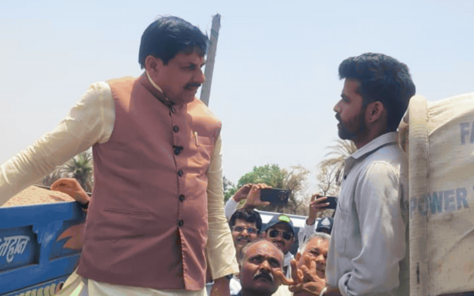 अचानक उपार्जन केंद्र पहुंचे CM, ट्रॉली पर चढ़कर किसान से की चर्चा, पानी-छांव की व्यवस्था के दिए निर्देश