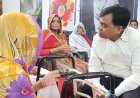 रीवा कलेक्टर ने वृद्धाश्रम का दौरा कर बुजुर्गों से की मुलाकात, दी सरकारी सहायता का आश्वासन