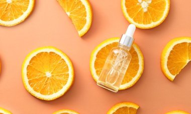 गर्मियों में स्किन के लिए कितना फायदेमंद है Vitamin C? जानिए सही इस्तेमाल और घर पर सीरम बनाने का आसान तरीका