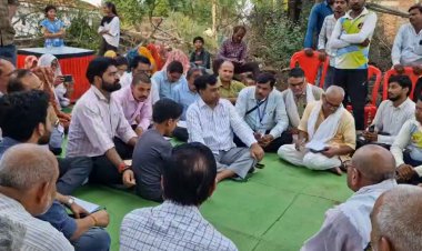 रीवा कलेक्टर ने वृद्धाश्रम का दौरा कर बुजुर्गों से की मुलाकात, दी सरकारी सहायता का आश्वासन